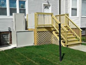 Image of an outdoor wheelchair lift installed and deck installed by EHLS at a home in Chicago, Illinois